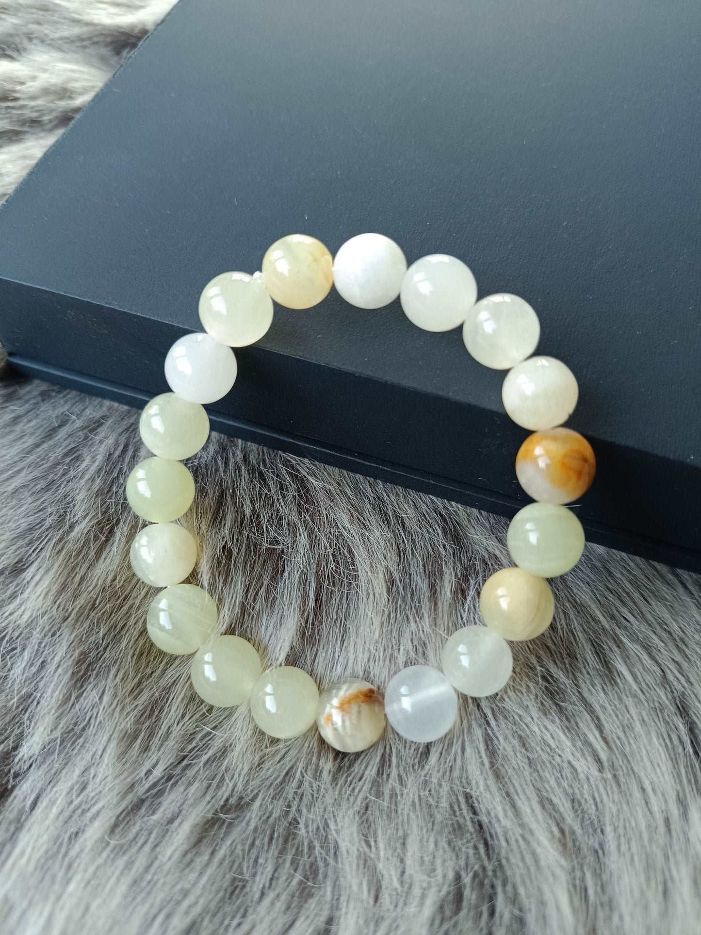 Armband Jade weiß-gelb 10 mm, Krebs und Wage Schmuck, Geschenk, Taufe, Kommunion, Hochzeit