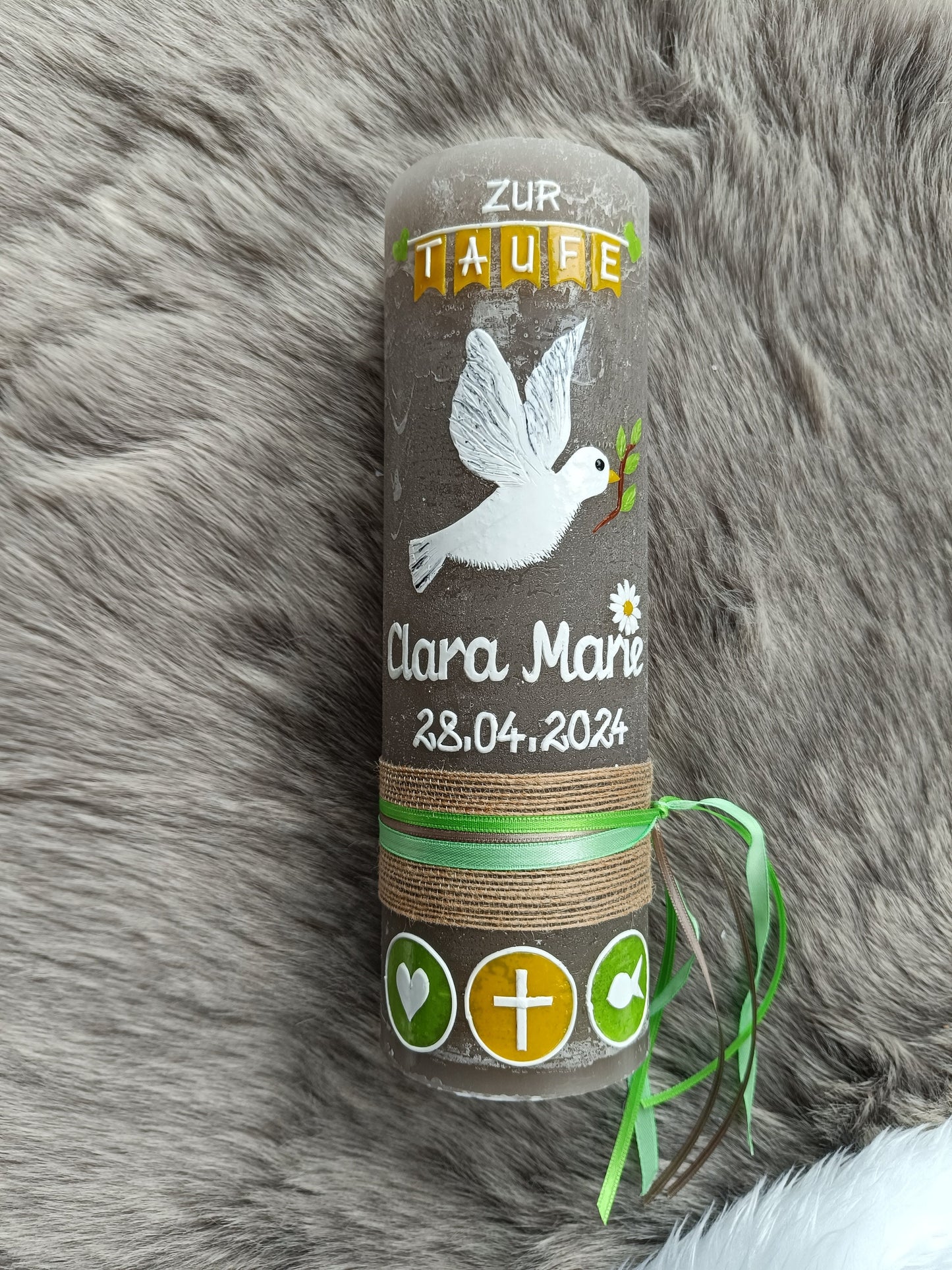 RUSTICA, Rustikal, Taufkerze, Friedenstaube, Taube, Margerite Blume, Mädchen, Junge, grün - gelb, Wachsbeschriftung, Farbwünsche möglich