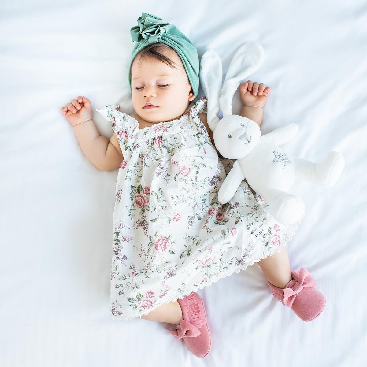 Weihnachtsgeschenk, Taufgeschenk Personalisierter Baby Hase Kuscheltier Spielfigur mit Rassel