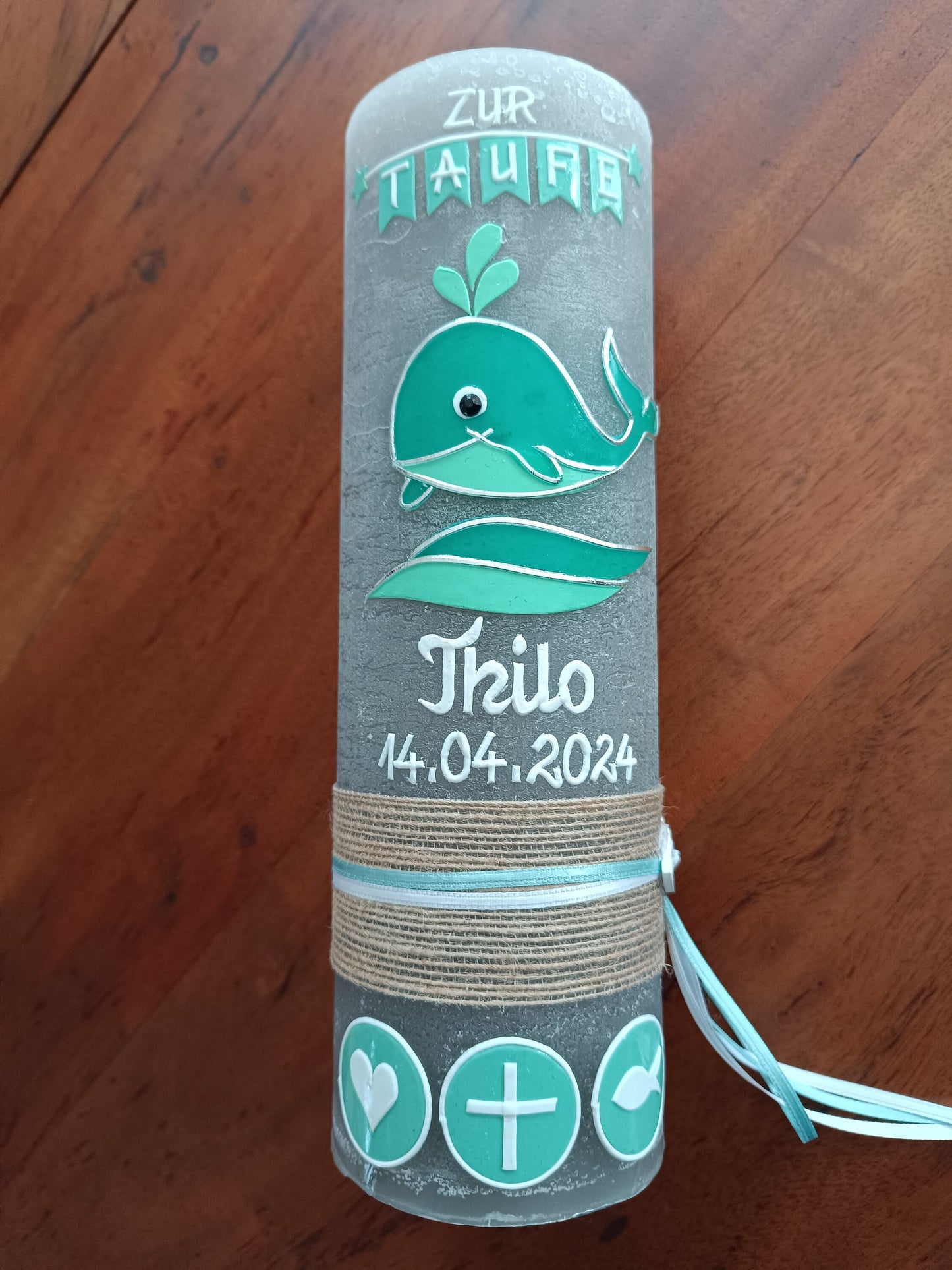 RUSTICA Taufkerze, Wal, Mädchen, Junge, grün, Wachsbeschriftung, Farbwünsche möglich