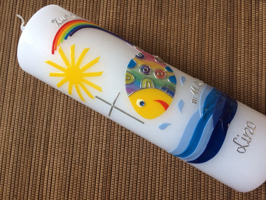 Taufkerze - bunter Fisch - Wasser - Mädchen - Kerze - Taufe - Handarbeit - keine Folie - inkl. Wachsbeschriftung