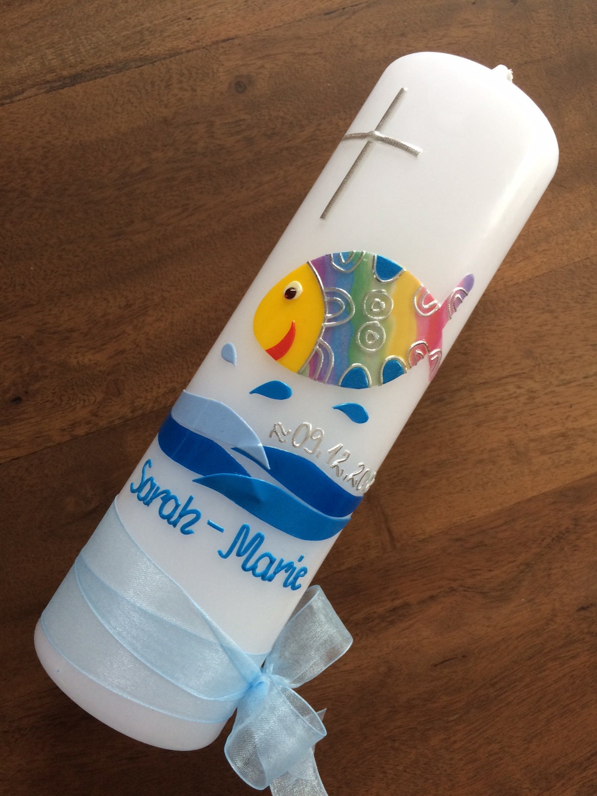 Taufkerze - bunter Fisch - Wasser - Mädchen - Kerze - Taufe - Handarbeit - keine Folie - inkl. Wachsbeschriftung