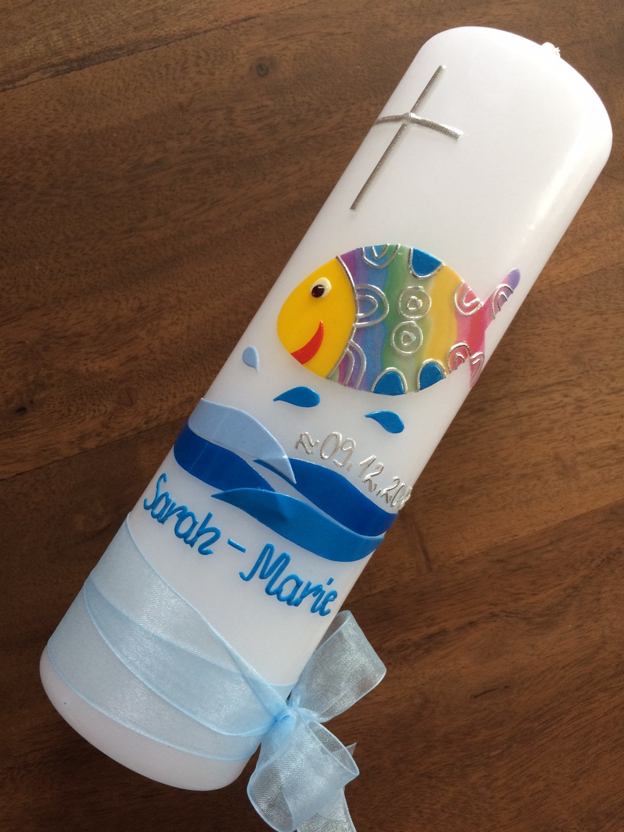 Taufkerze - bunter Fisch - Wasser - Mädchen - Kerze - Taufe - Handarbeit - keine Folie - inkl. Wachsbeschriftung