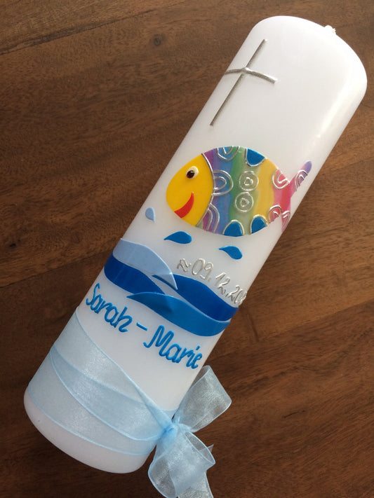 Taufkerze - bunter Fisch - Wasser - Mädchen - Kerze - Taufe - Handarbeit - keine Folie - inkl. Wachsbeschriftung