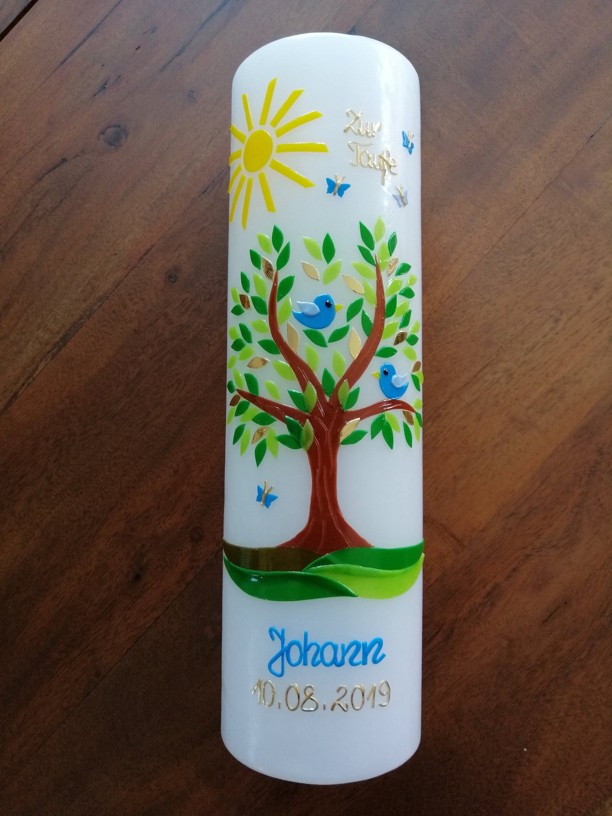 Taufkerze Baum, inkl. Beschriftung, Wachsverzierungen + handgefertigte Wachsbeschriftungen, keine maschinell gefertigten Buchstaben/Zahlen