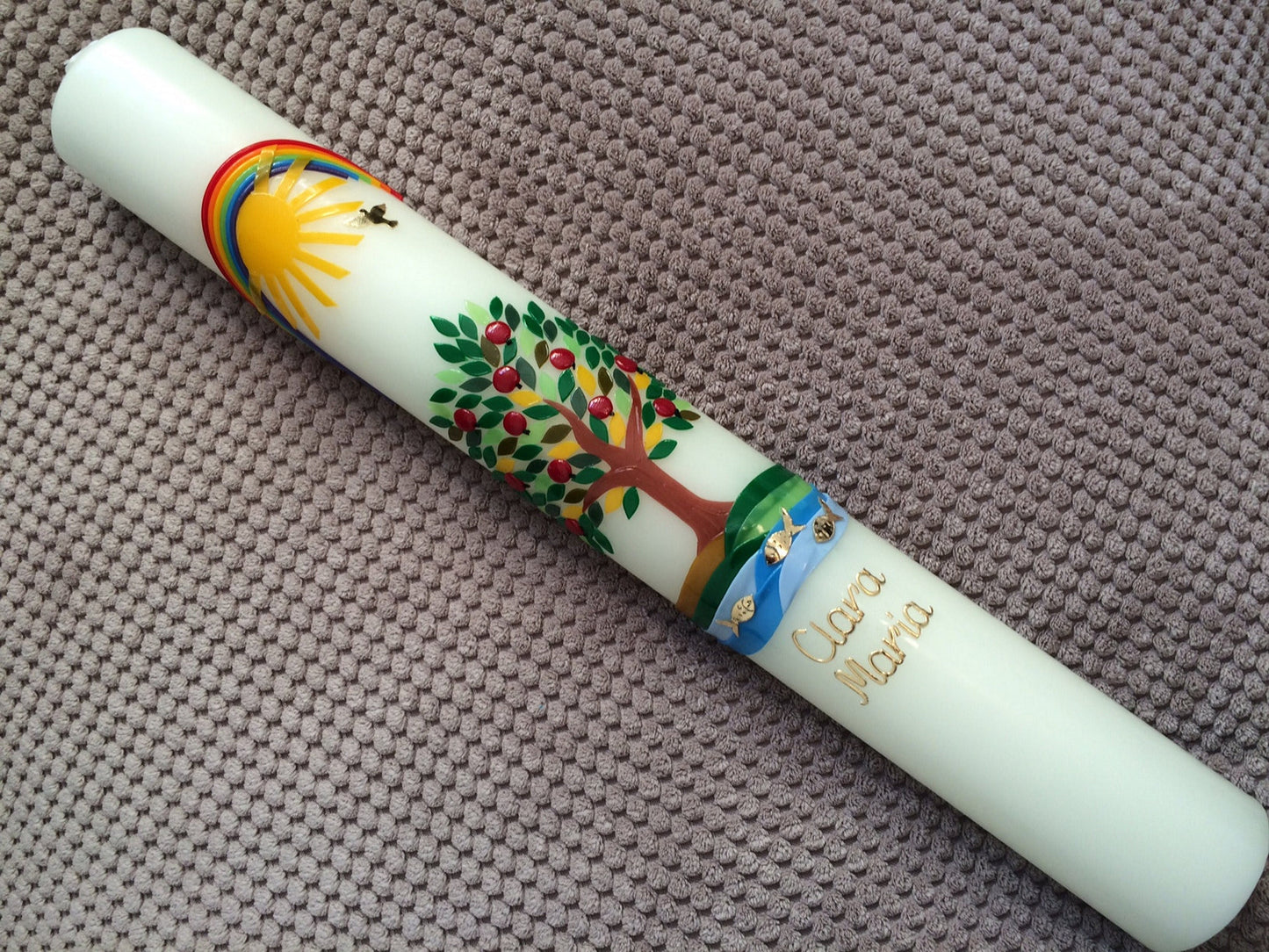 Taufkerze Kommunionkerze Lebensbaum Mädchen Jungen Sonne Regenbogen Taube Apfelbaum Fische Ichthys Baum bunt modern klassisch Künstlerkerze