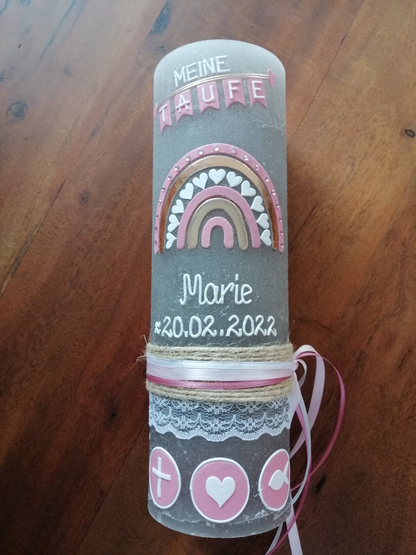 Taufkerze Rustica , Regenbogen Kreuz Herz Fisch Mädchen rosa Farbwünsche auch für Jungen, Kerzenteller, Taufhase