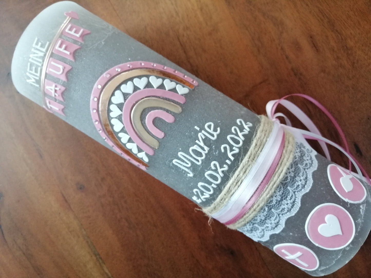 Taufkerze Rustica , Regenbogen Kreuz Herz Fisch Mädchen rosa Farbwünsche auch für Jungen, Kerzenteller, Taufhase