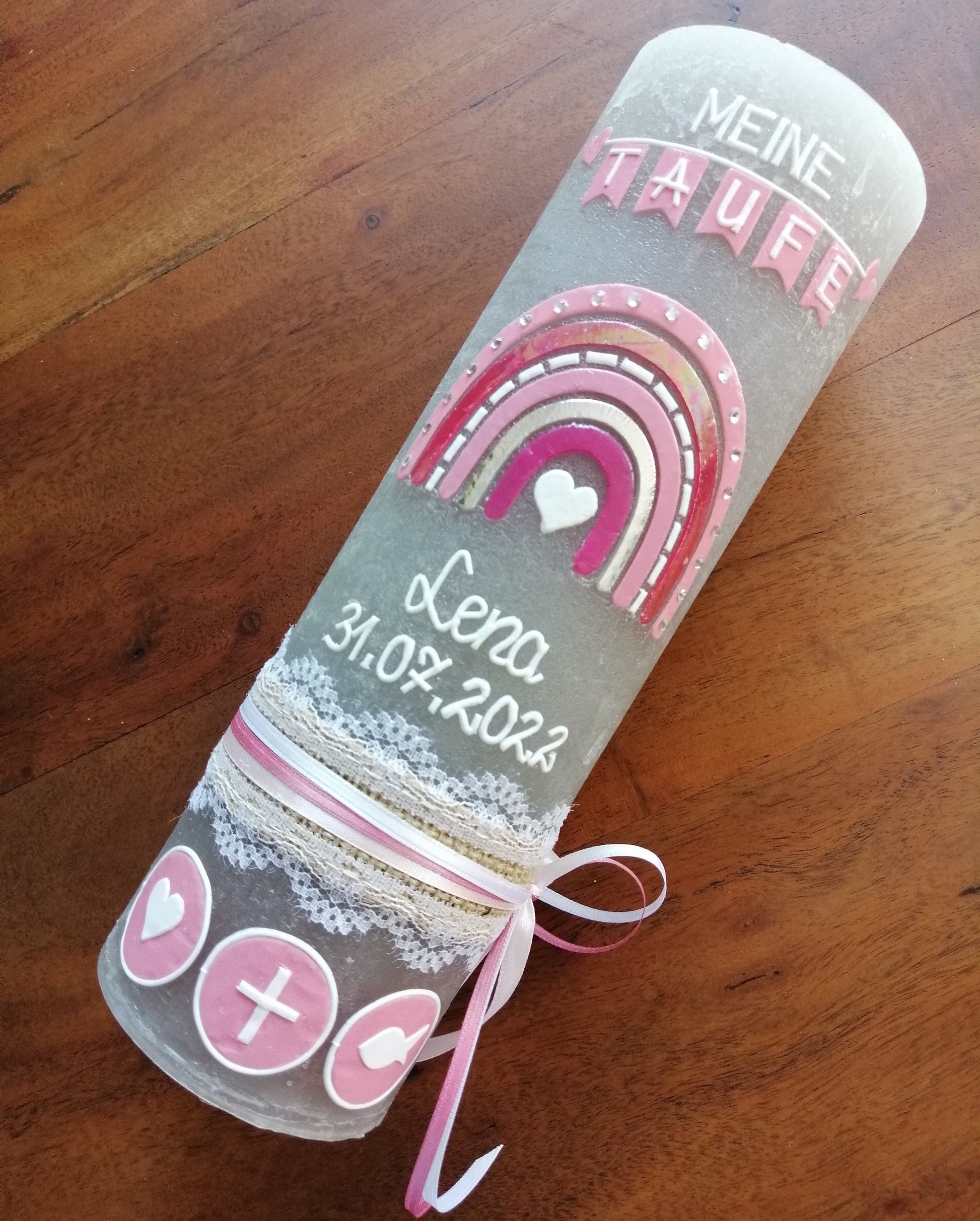 Taufkerze Rustica Vintage-Look Shabby Rustikal, Regenbogen Kreuz Herz Fisch Mädchen rosa Farbwünsche auch für Jungen, Kerzenteller
