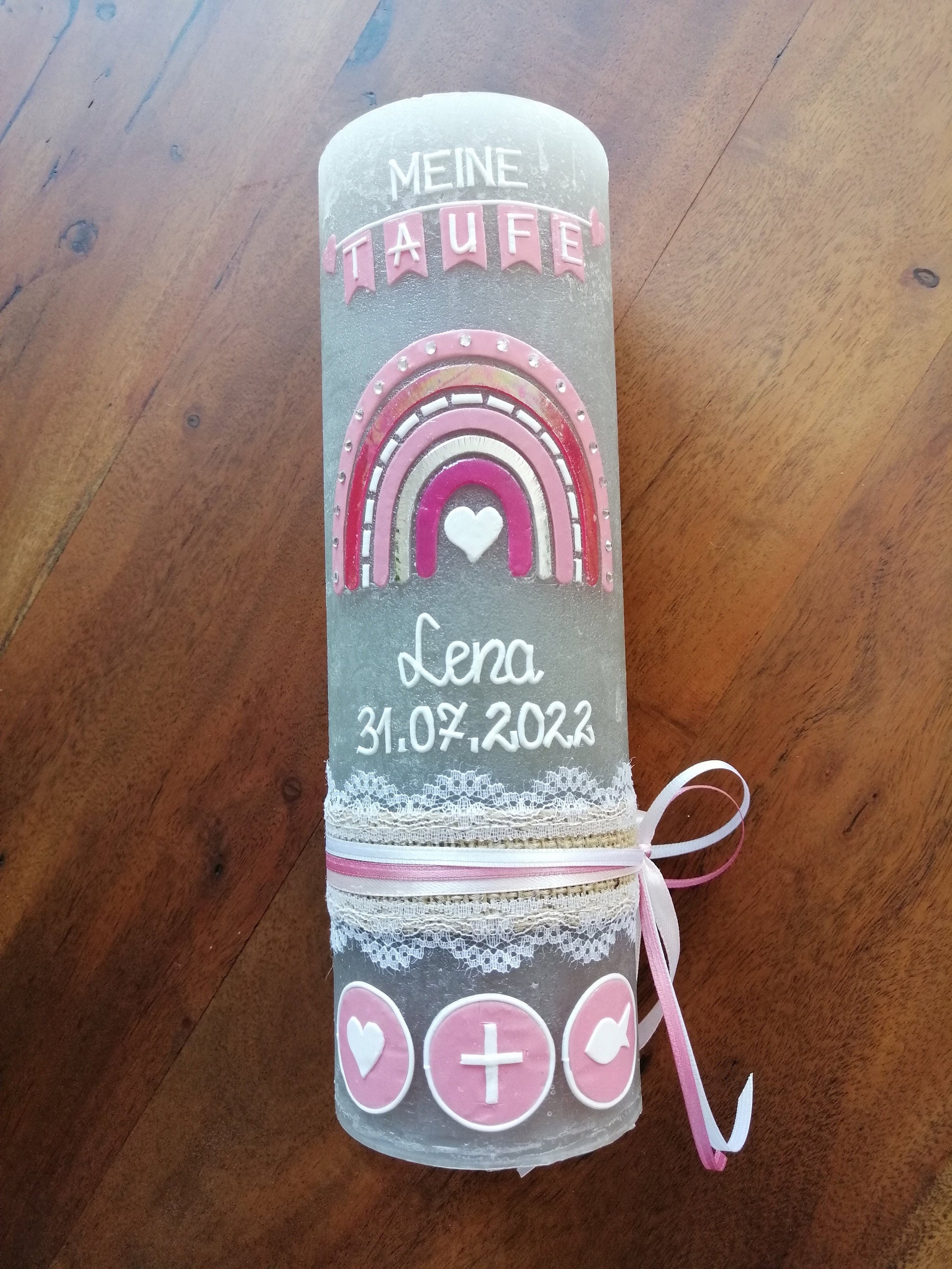 Taufkerze Rustica Vintage-Look Shabby Rustikal, Regenbogen Kreuz Herz Fisch Mädchen rosa Farbwünsche auch für Jungen, Kerzenteller