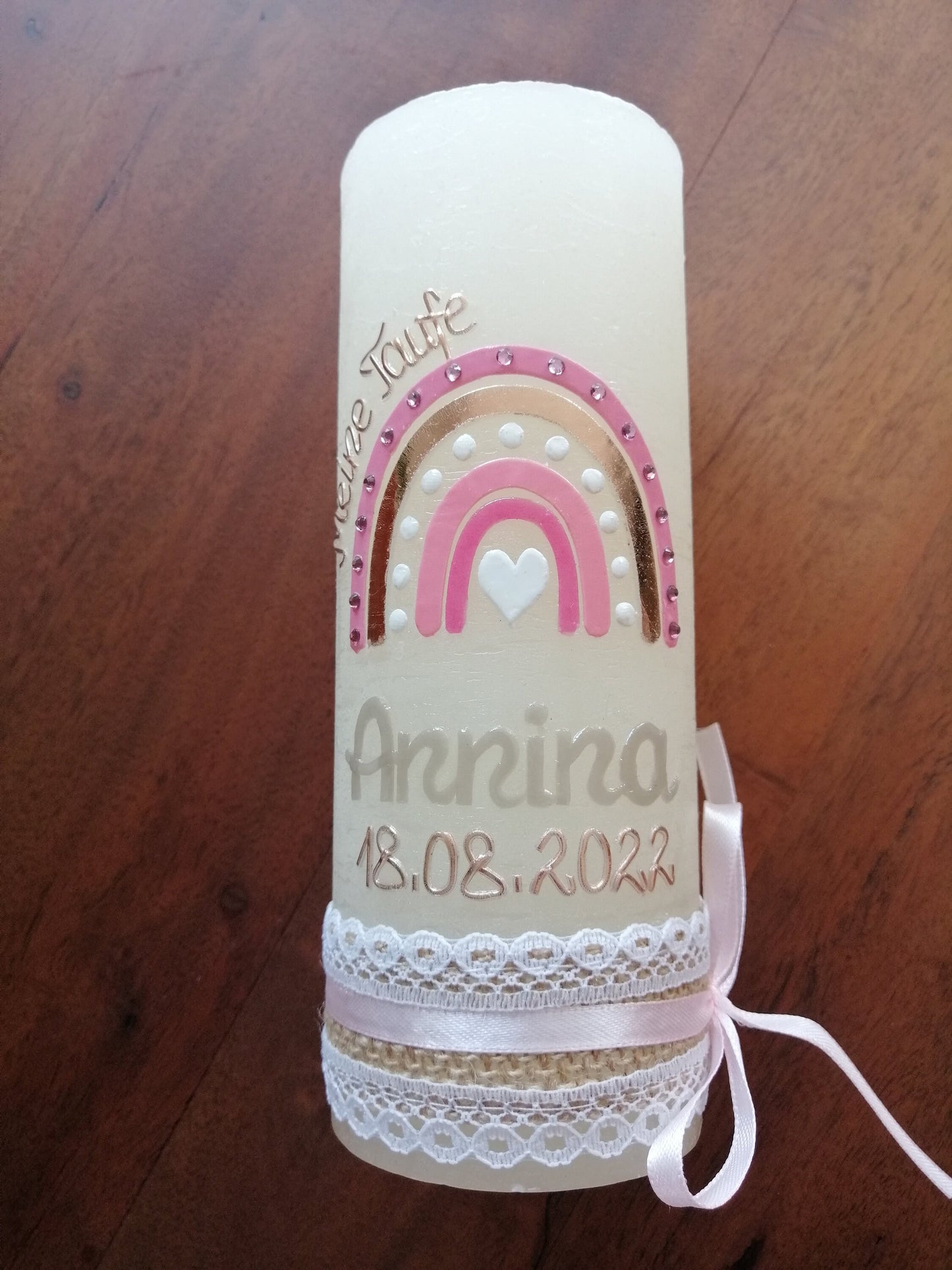 Taufkerze Rustica Vintage-Look Shabby Rustikal, Regenbogen Mädchen Jungen inkl Wachsbeschriftung