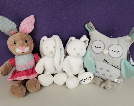 Weihnachtsgeschenk, Taufgeschenk Personalisierter Baby Hase Kuscheltier Spielfigur mit Rassel oder Ohne