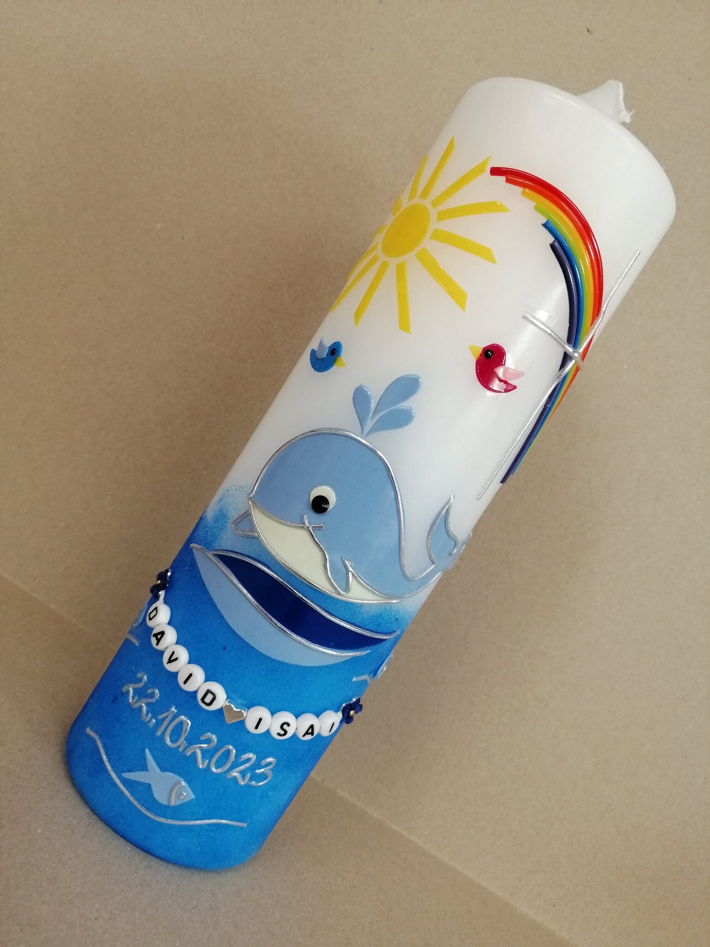 Taufkerze WAL in hellblau oder schwarz, inkl Beschriftung, Farbwünsche möglich, Junge, Mädchen, Buchstabenperlen, Wachsbeschriftung möglich