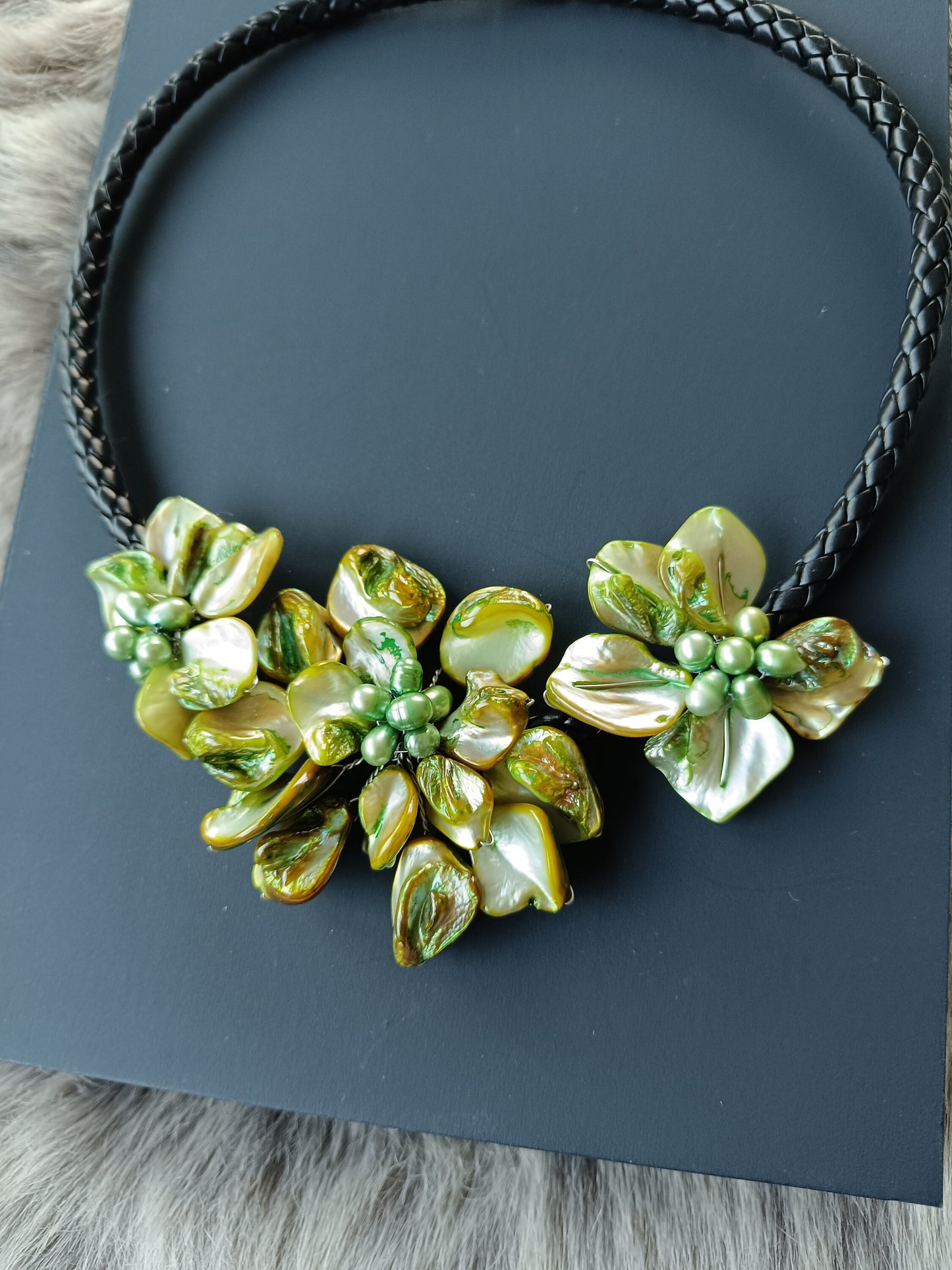 Kette, Muschelkette mit 3 grünfarbene Blüten am Riemen Geschenk Schmuck, Taufe, Kommunion, Hochzeit