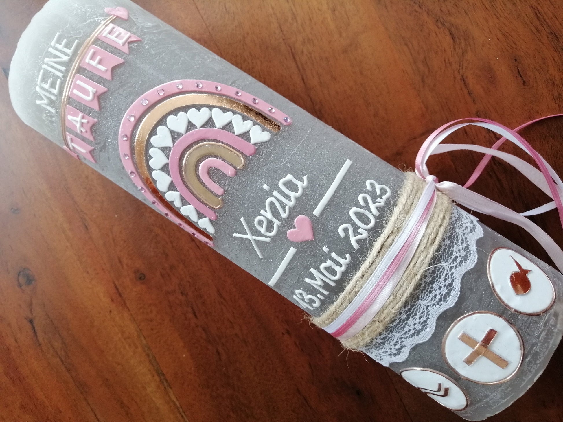 Taufkerze Rustica Vintage-Look Shabby Rustikal, Regenbogen Kreuz Herz Fisch Mädchen rosa Farbwünsche auch für Jungen, Kerzenteller, Taufhase