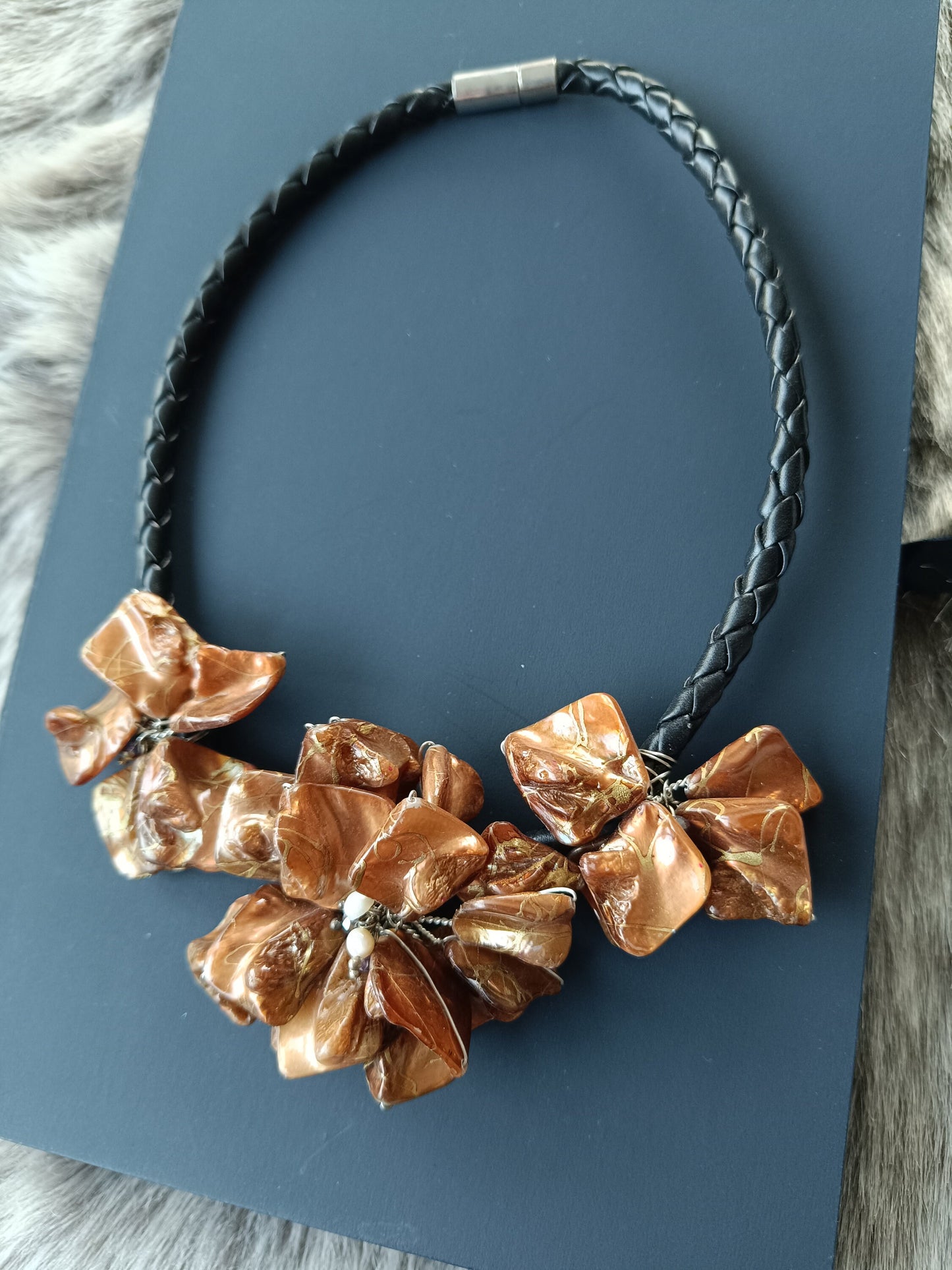 Muschelkette mit 3 kupferfarbene Blüten am Riemen Geschenk Schmuck, Taufe, Kommunion, Hochzeit