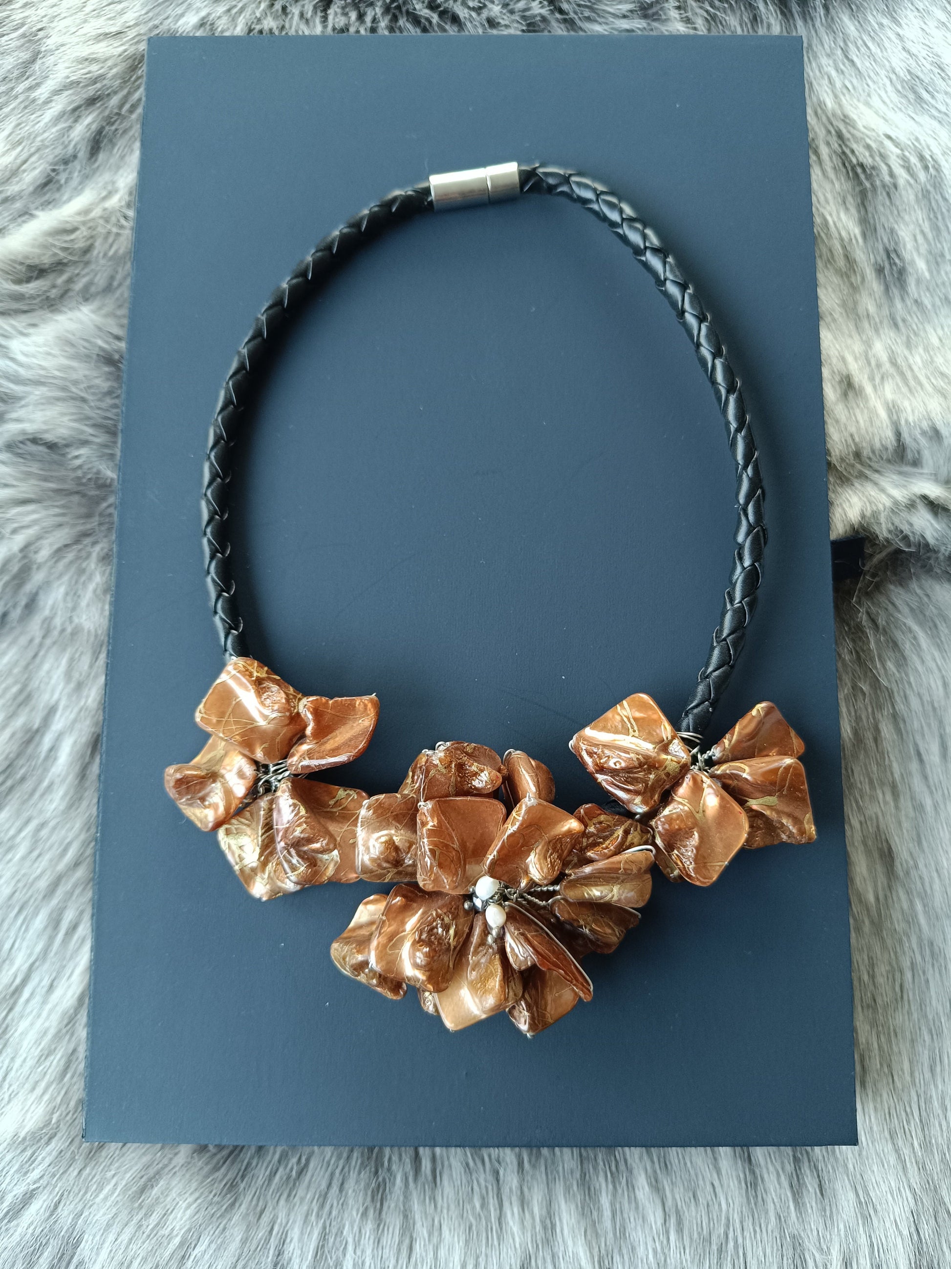 Muschelkette mit 3 kupferfarbene Blüten am Riemen Geschenk Schmuck, Taufe, Kommunion, Hochzeit