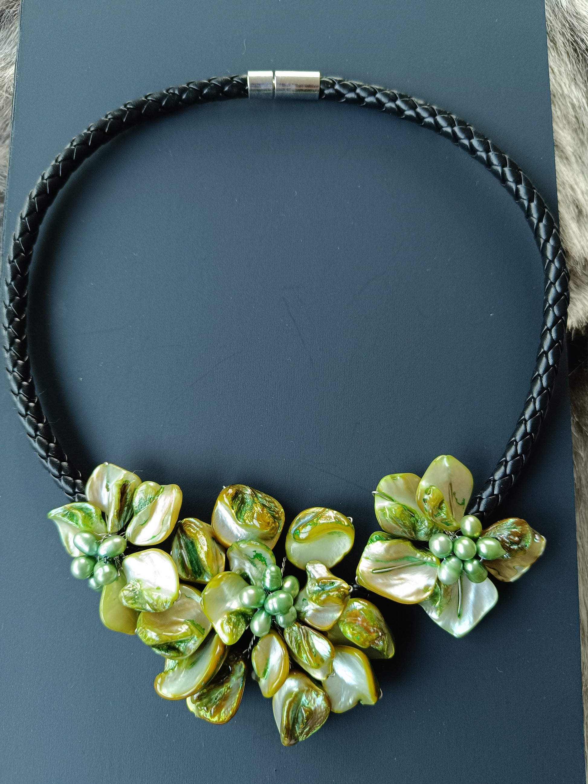 Kette, Muschelkette mit 3 grünfarbene Blüten am Riemen Geschenk Schmuck, Taufe, Kommunion, Hochzeit