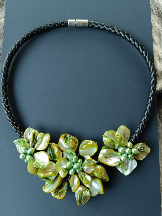 Kette, Muschelkette mit 3 grünfarbene Blüten am Riemen Geschenk Schmuck, Taufe, Kommunion, Hochzeit