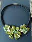 Kette, Muschelkette mit 3 grünfarbene Blüten am Riemen Geschenk Schmuck, Taufe, Kommunion, Hochzeit