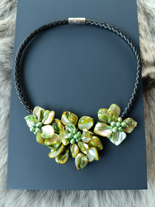 Kette, Muschelkette mit 3 grünfarbene Blüten am Riemen Geschenk Schmuck, Taufe, Kommunion, Hochzeit