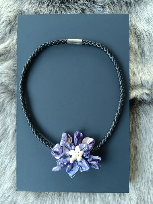 Muschelkette lila Blume am Riemen Geschenk Schmuck, Taufe, Kommunion, Hochzeit
