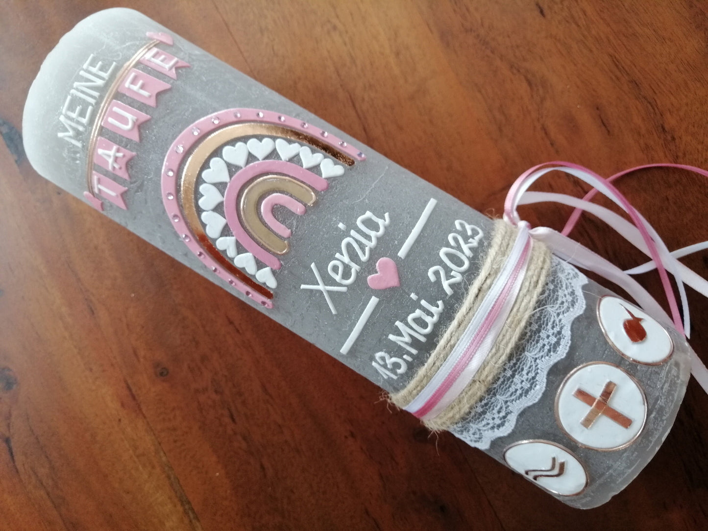 Taufkerze Rustica Vintage-Look Shabby Rustikal, Regenbogen Kreuz Herz Fisch Mädchen rosa Farbwünsche auch für Jungen, Kerzenteller, Taufhase
