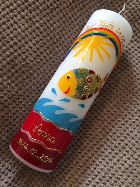 Taufkerze bunter Fisch, inkl. Beschriftungen, Mädchen, Jungen, Farbwünsche, Wachsverzierungen, keine Folie, Druck oder Buchstabenaufkleber
