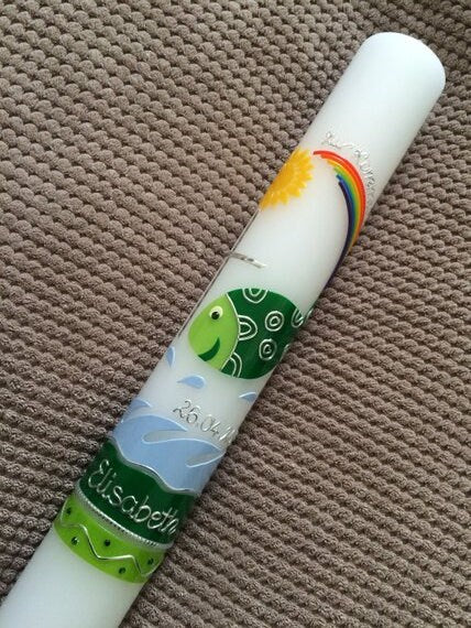 Taufkerze Kommunionkerze Kommunionskerze, bunter Fisch, inkl. Beschriftung, Kerze zur Taufe, Kommunion, Erstkommunion, Farbwünsche möglich