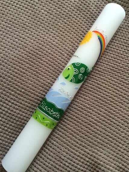 Taufkerze Kommunionkerze Kommunionskerze, bunter Fisch, inkl. Beschriftung, Kerze zur Taufe, Kommunion, Erstkommunion, Farbwünsche möglich