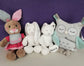 Weihnachtsgeschenk, Taufgeschenk Personalisierter Baby Hase Kuscheltier Spielfigur mit Rassel