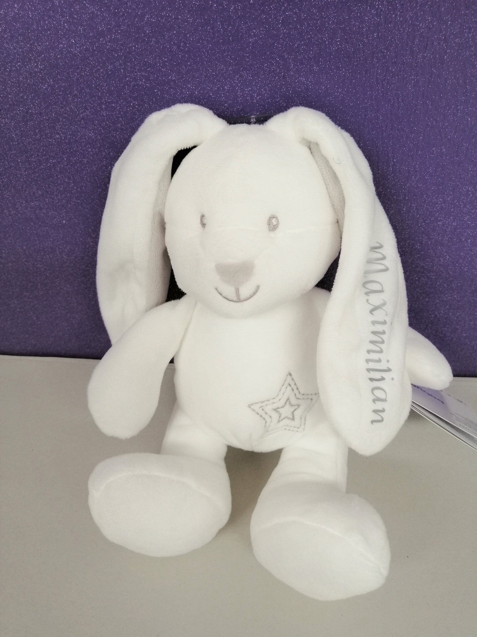 Personalisierter Baby Hase JIMMIE Kuscheltier Spielfigur mit Rassel, Taufhase