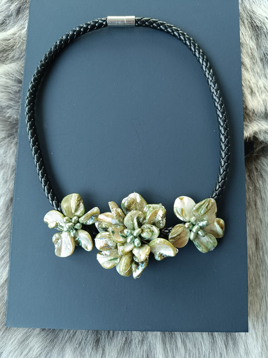 Muschelkette mit 3 grünfarbene Blüten am Riemen Geschenk Schmuck, Taufe, Kommunion, Hochzeit