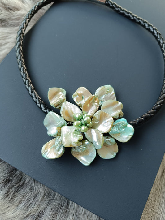 Muschelkette hellgrüne Blume am Riemen Geschenk Schmuck, Taufe, Kommunion, Hochzeit