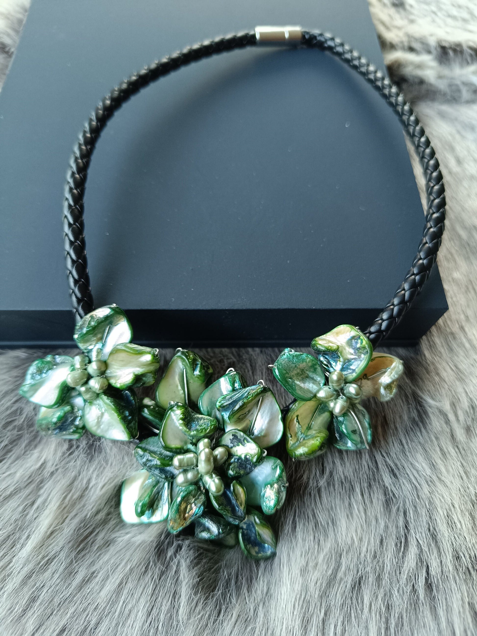 Muschelkette mit 3 grünfarbene Blüten am Riemen Geschenk Schmuck, Taufe, Kommunion, Hochzeit