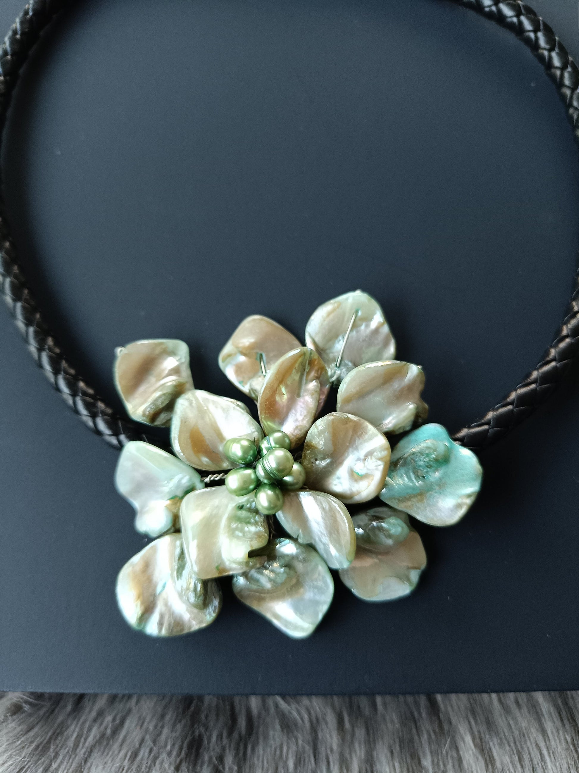 Muschelkette hellgrüne Blume am Riemen Geschenk Schmuck, Taufe, Kommunion, Hochzeit