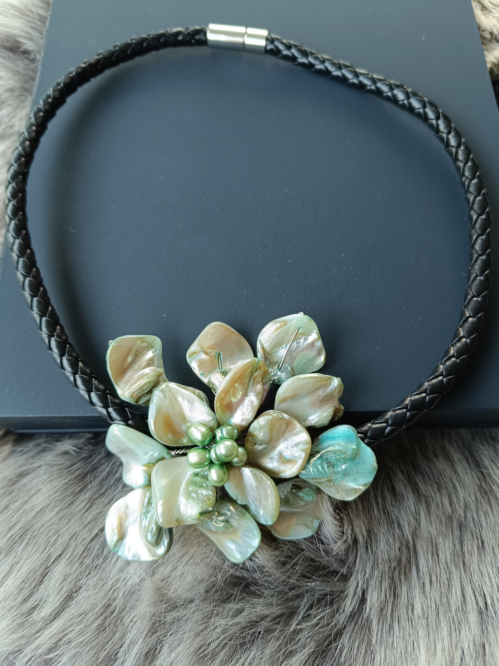 Muschelkette hellgrüne Blume am Riemen Geschenk Schmuck, Taufe, Kommunion, Hochzeit