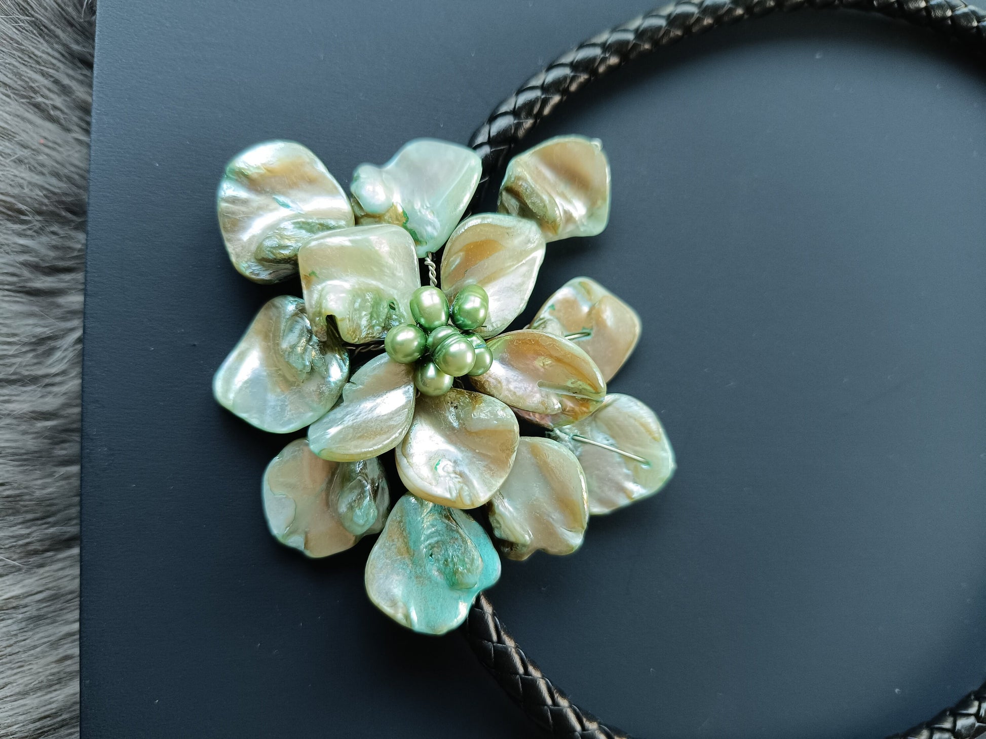 Muschelkette hellgrüne Blume am Riemen Geschenk Schmuck, Taufe, Kommunion, Hochzeit