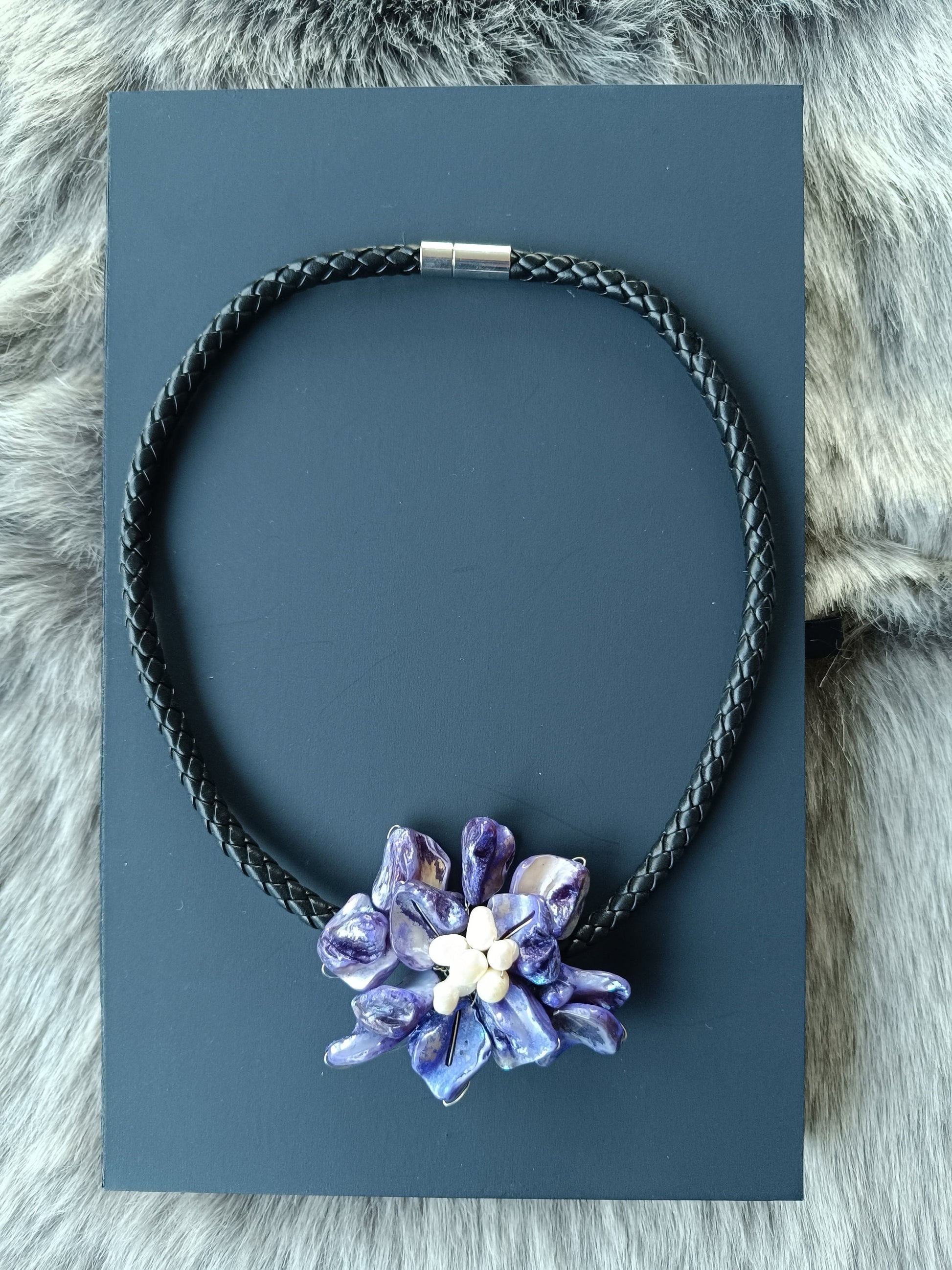 Muschelkette lila Blume am Riemen Geschenk Schmuck, Taufe, Kommunion, Hochzeit